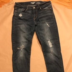 Distressed stretchy jeans